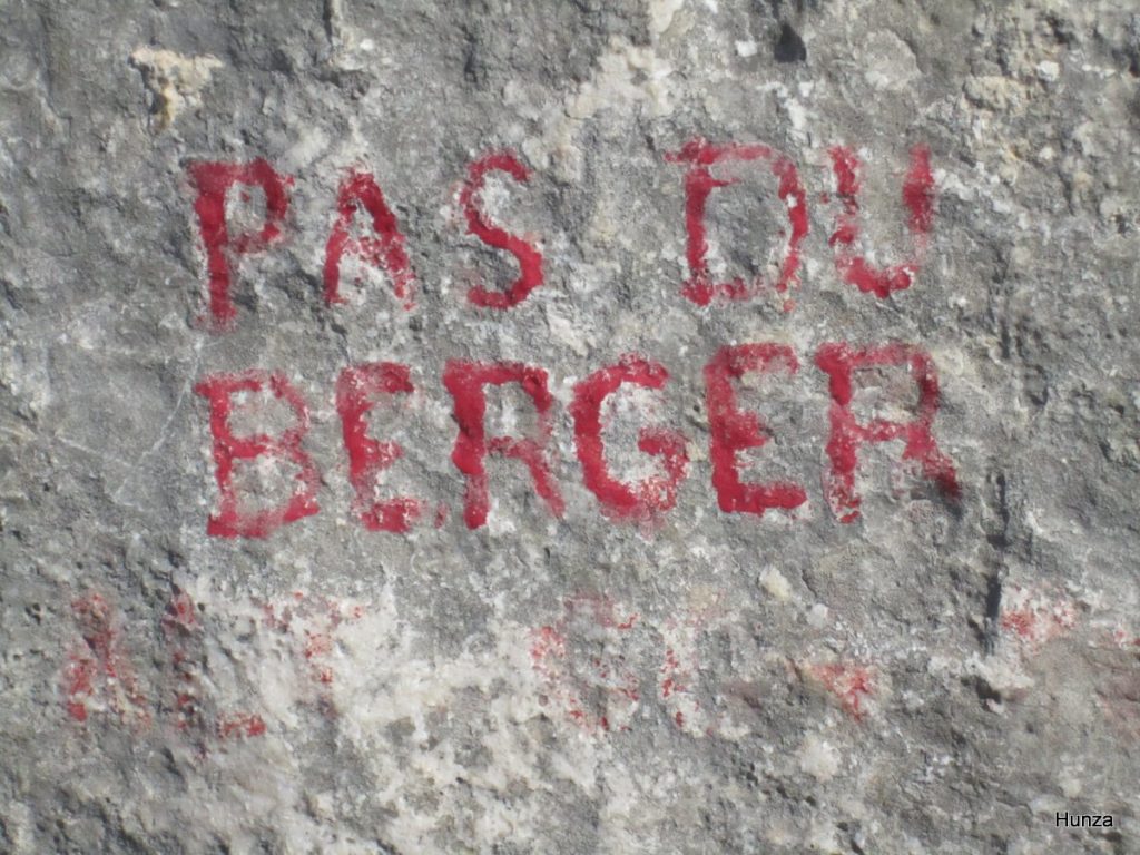 Indication avec de la peinture rouge du Pas de Berger sur la montagne Sainte-Victoire