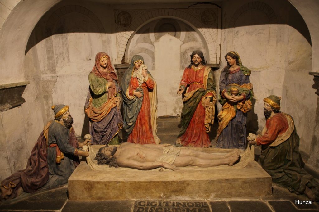Mise au tombeau dans la crypte de l'église de Brélévenez à Lannion
