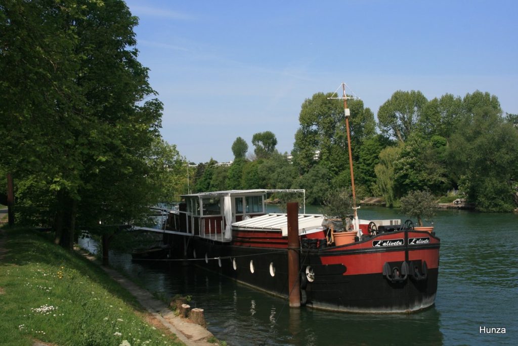Péniche "L'Alivetu" amarrée le long de la "Promenade de Polangis" qui sert de  piste cyclable à Champigny-sur-Marne 
