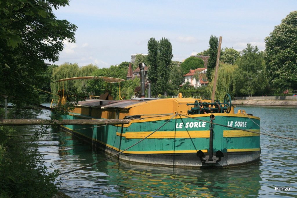 Péniche "Le Sorle" amarrée le long de la Promenade de Polangis à Champigny-sur-Marne