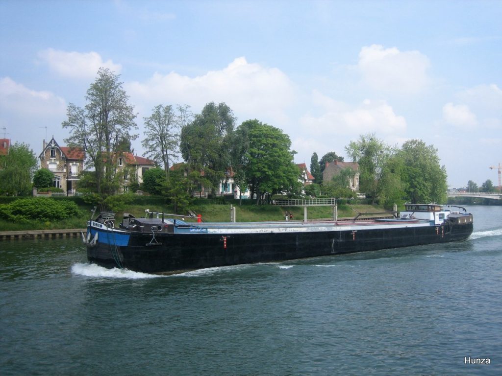 Péniche longeant le quai de l'Artois au Perreux-sur-Marne
