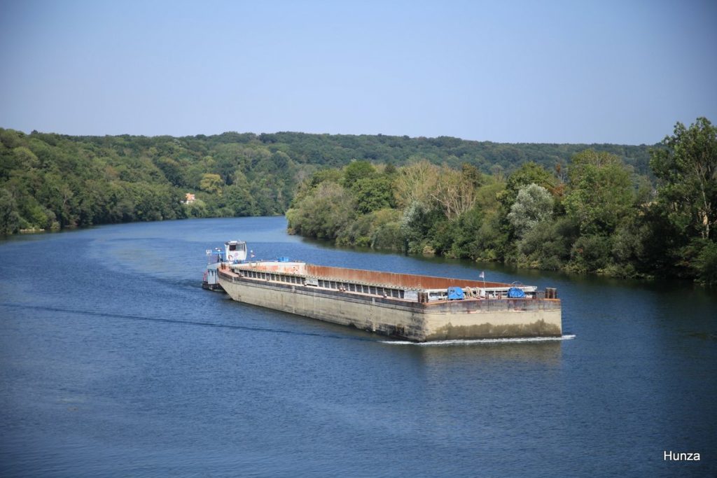 Vue depuis le pont de Chartrettes sur une péniche naviguant devant les Affolantes de Bois-le-Roi en Seine-et-Marne