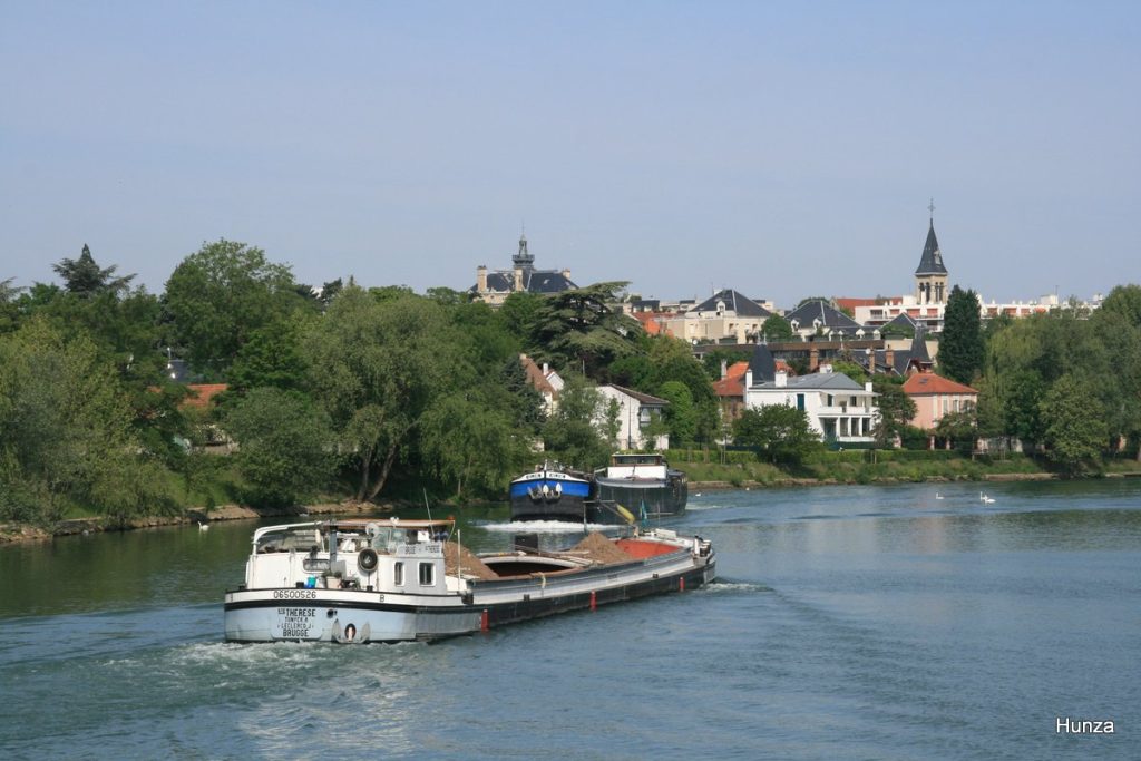 Péniches sur la Marne avec en arrière-plan le clocher de l'église du Perreux-sur-Marne