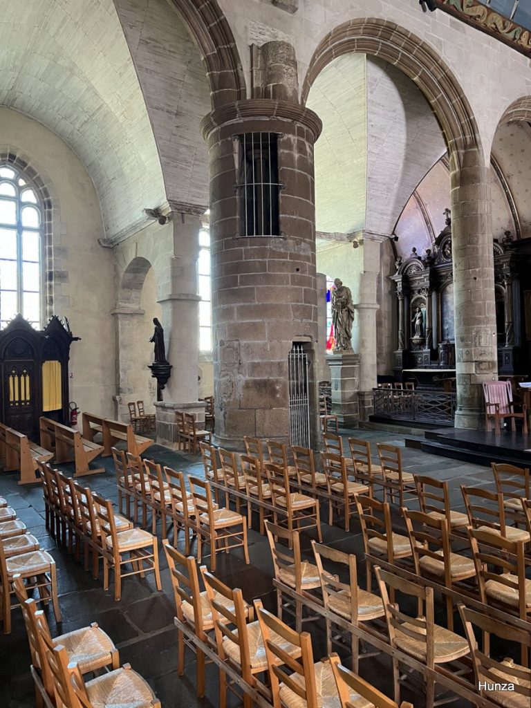 Pilier creux dans l'église Saint-Jean-du-Baly de Lannion