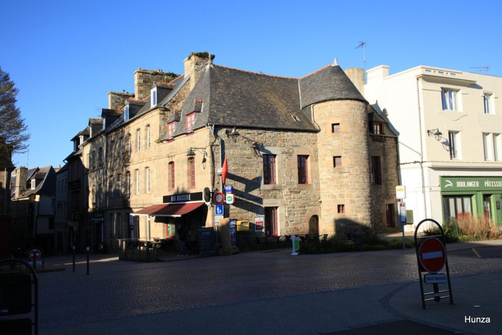 Maison avec tour d'escalier sur la place du Marchallac'h à Lannion
