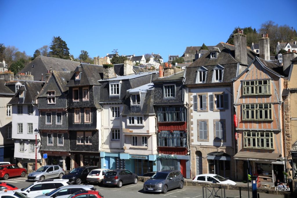 Maisons anciennes alignées sur le côté est de la Place Salvador Allende à Morlaix