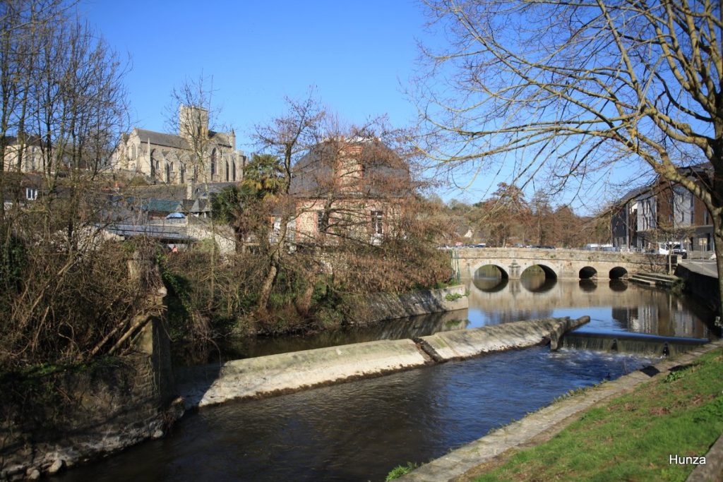 Le pont de Calmette sur la rivière Gouessant avec la collégiale Notre-Dame dans le centre historique de Lamballe en Bretagne.