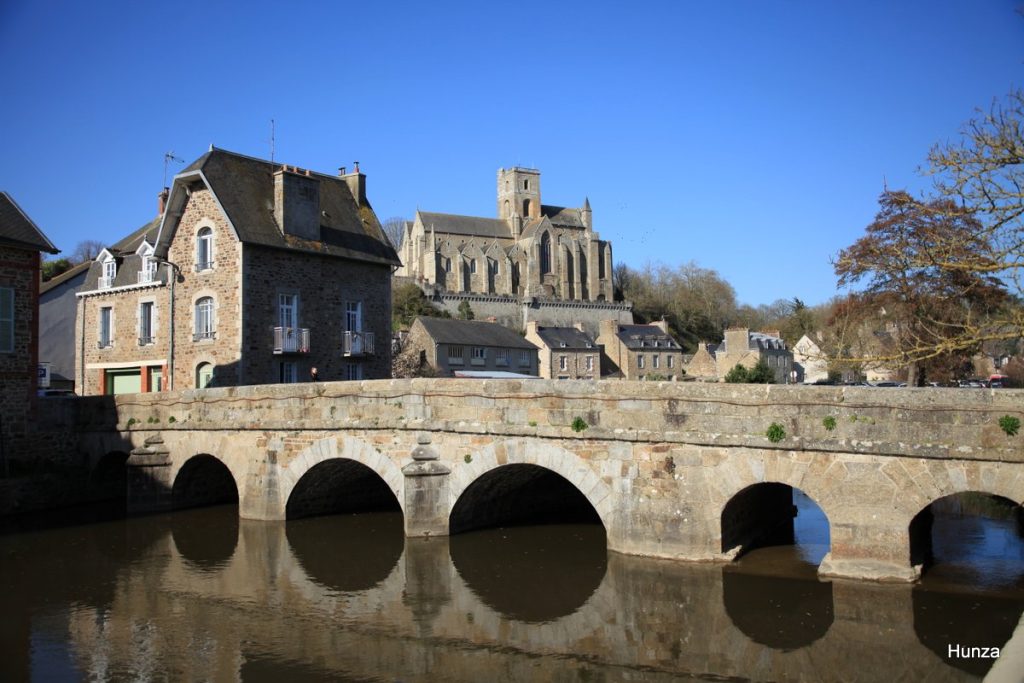 Pont de Calmette et vue sur la collégiale Notre-Dame à Lamballe