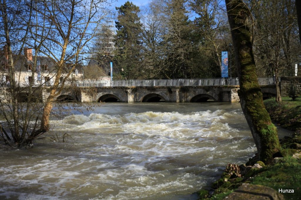 Pont sur l'Indre en crue à Azay-le-Rideau