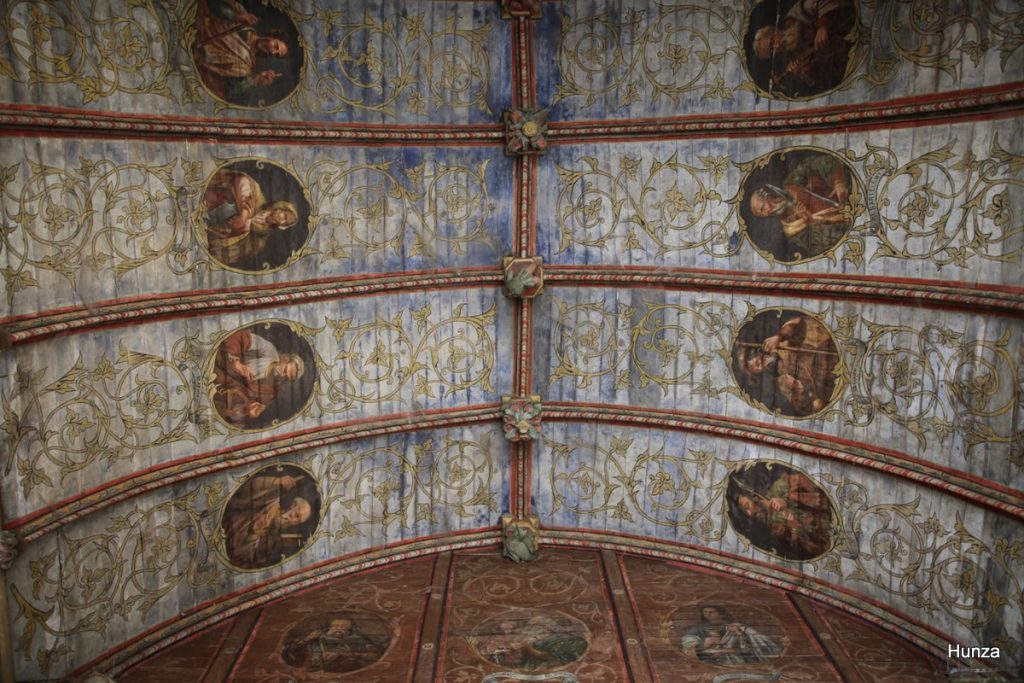 Voûte peinte du porche sud de l’église Saint Mélaine à Morlaix
