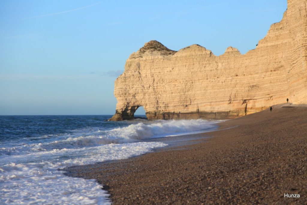La Porte d’Amont vue depuis la plage d’Étretat sur les falaises de la côte d’Albâtre