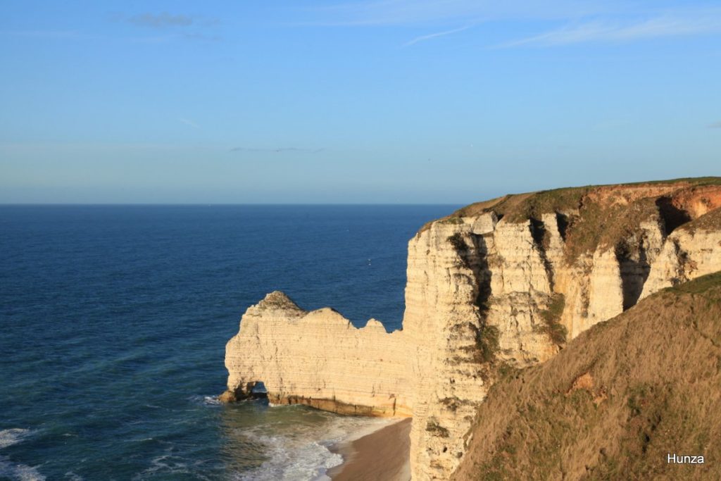Vue sur la Porte d’Amont depuis la chapelle Notre-Dame de la Garde à Étretat