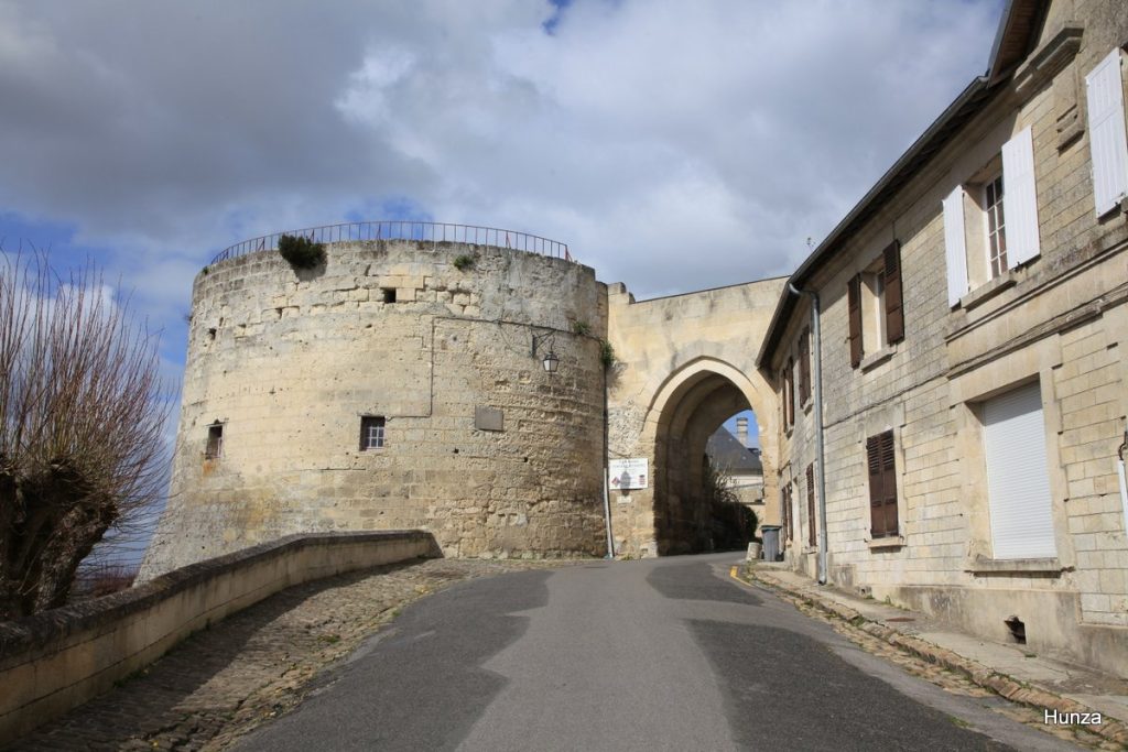 Porte de Soissons et tour du musée à Coucy-le-Château-Auffrique dans l’Aisne