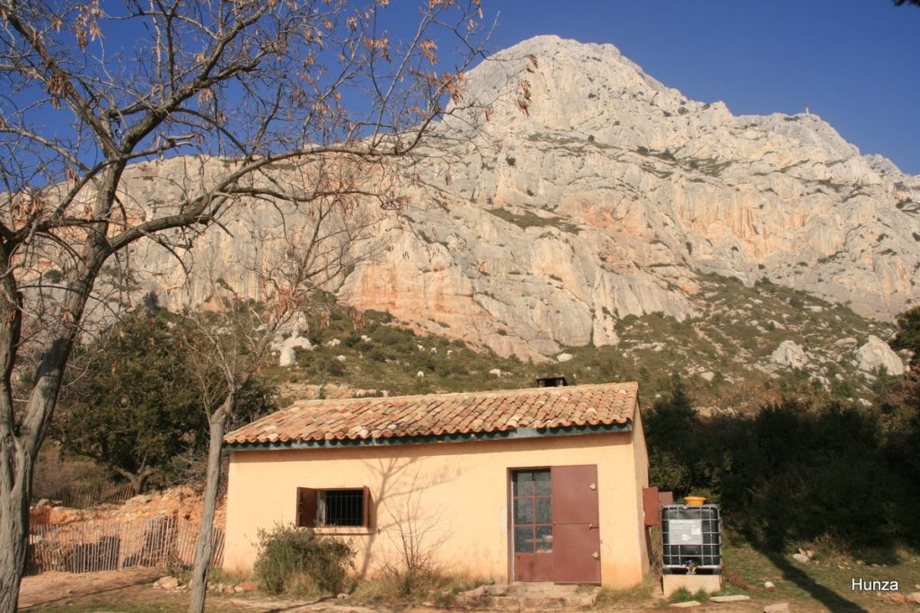 Refuge Cézanne au pied du Baù Cézanne sur la montagne Sainte-Victoire