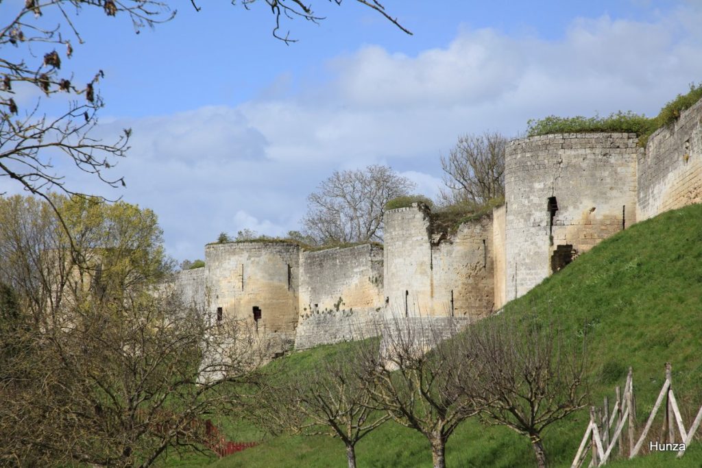 Remparts de Coucy-le-Château-Auffrique vus depuis la route de Soissons