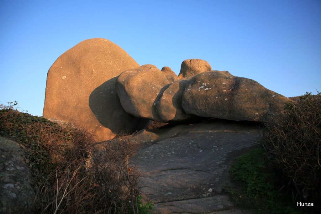 Amas de rochers de granit rose sur les hauteurs de Ploumanac’h en Bretagne