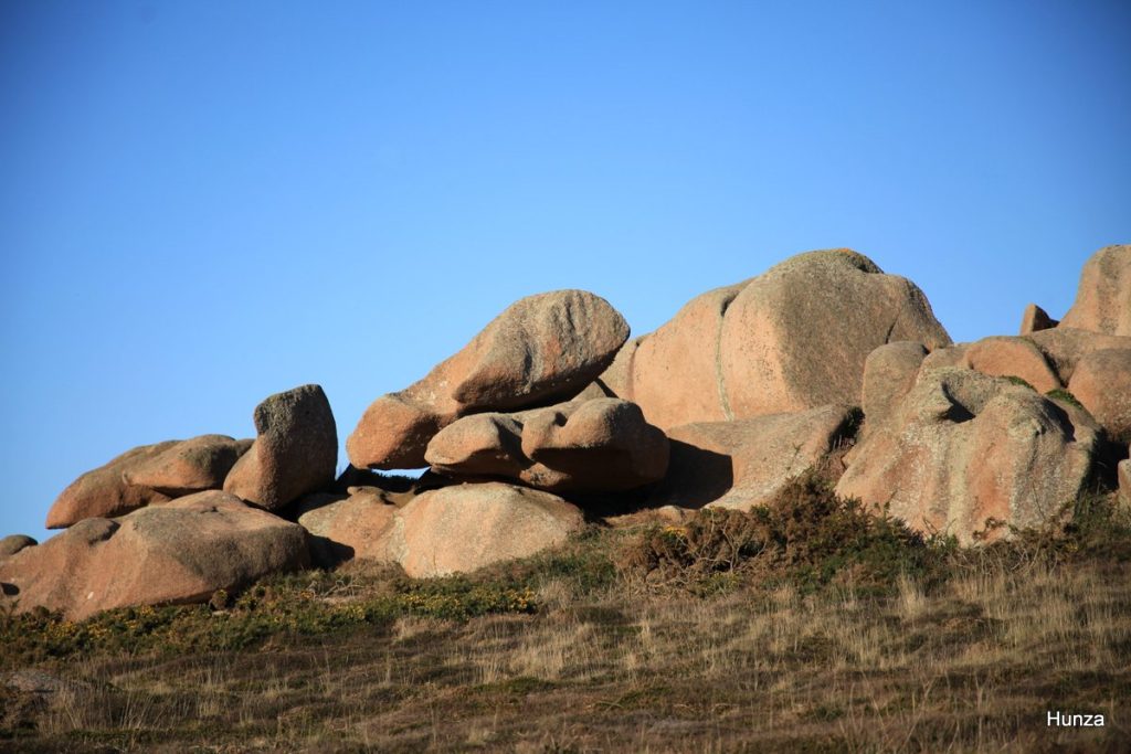 Rocher en équilibre sur la côte de granit rose à Ploumanac’h en Bretagne