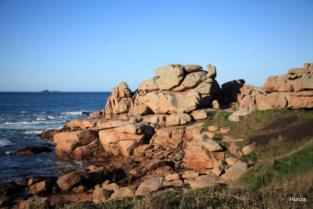 Chaos de rochers de granit rose à Ploumanac’h sur le sentier des douaniers GR34