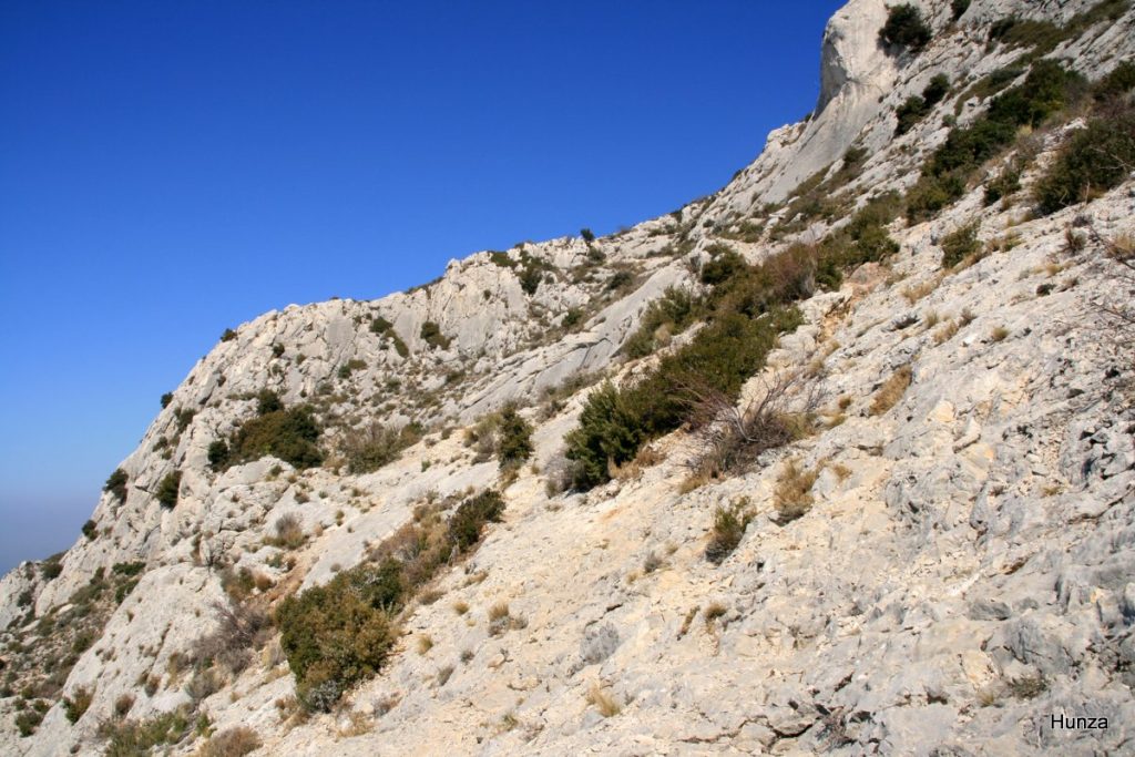 Sentier difficile vers le Pas du Moine sur la montagne Sainte-Victoire
