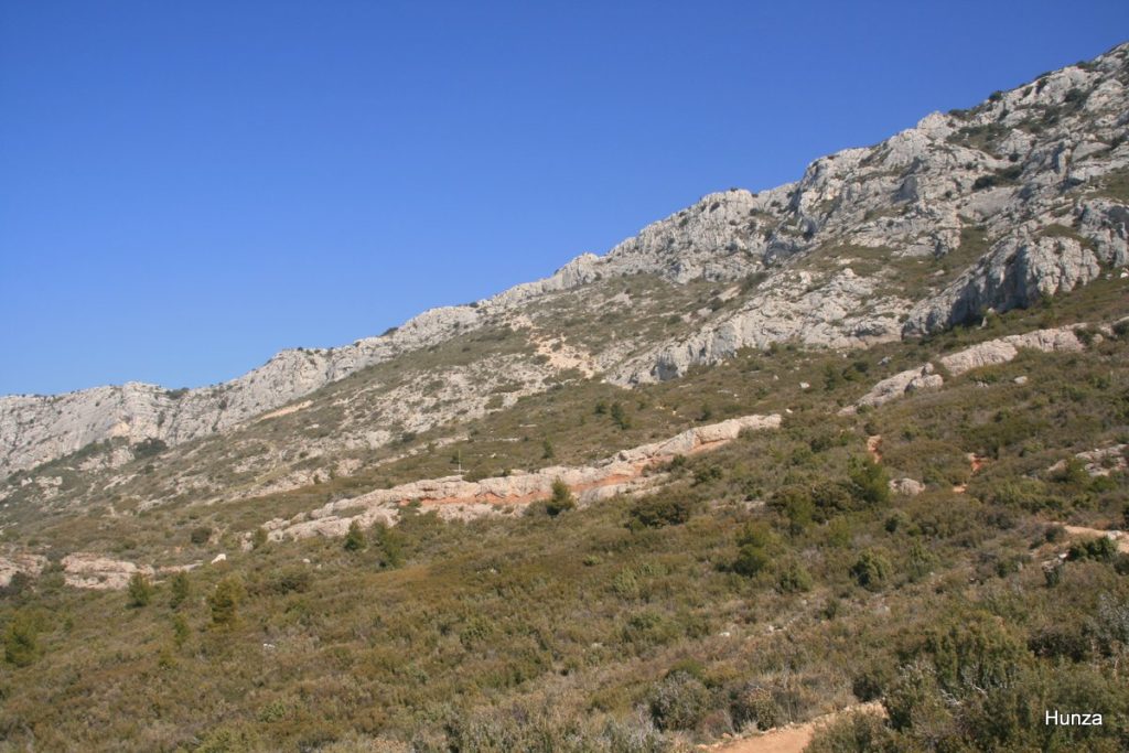 Sentier de randonnée vers le Pas de l’Escalette sur la Sainte-Victoire