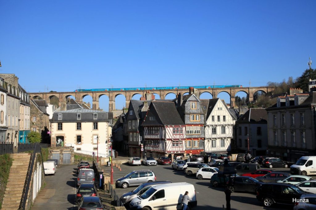 Viaduc de Morlaix avec un TGV Ouigo passant dessus, vu depuis la place Salvador Allende de Morlaix