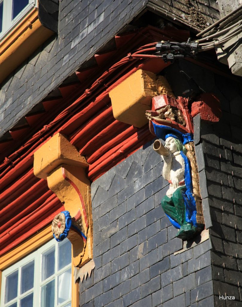 Sculpture représentant "la trompette du jugement dernier" sur une façade d'une maison donnant sur la place Salvador Allende à Morlaix