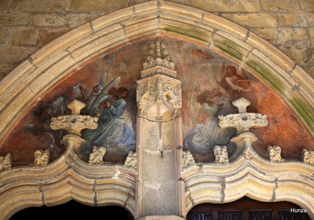 Tympan peint du porche sud de l’église Saint-Mélaine à Morlaix
