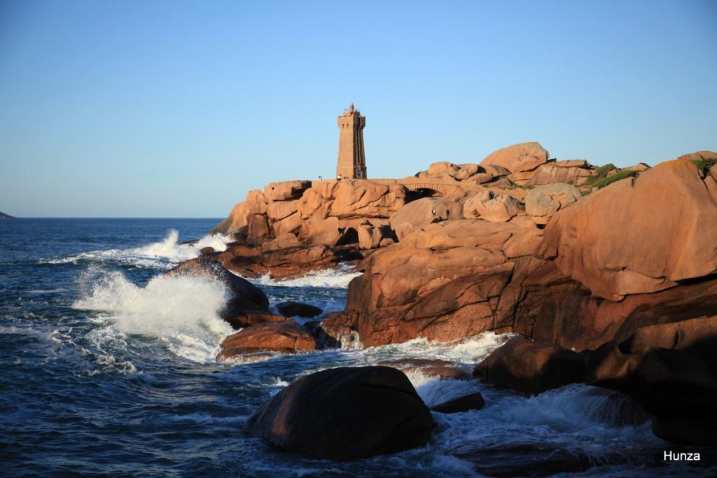 fortes vagues sur la côte de granit rose à Ploumanac’h avec le phare Mean Ruz