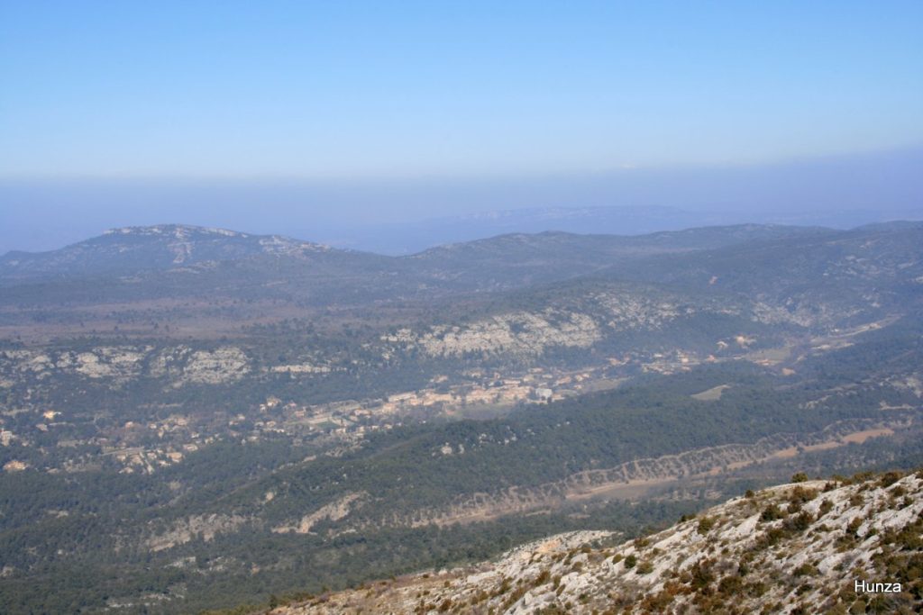 Vue sur le village de Vauvenargues depuis la Sainte-Victoire