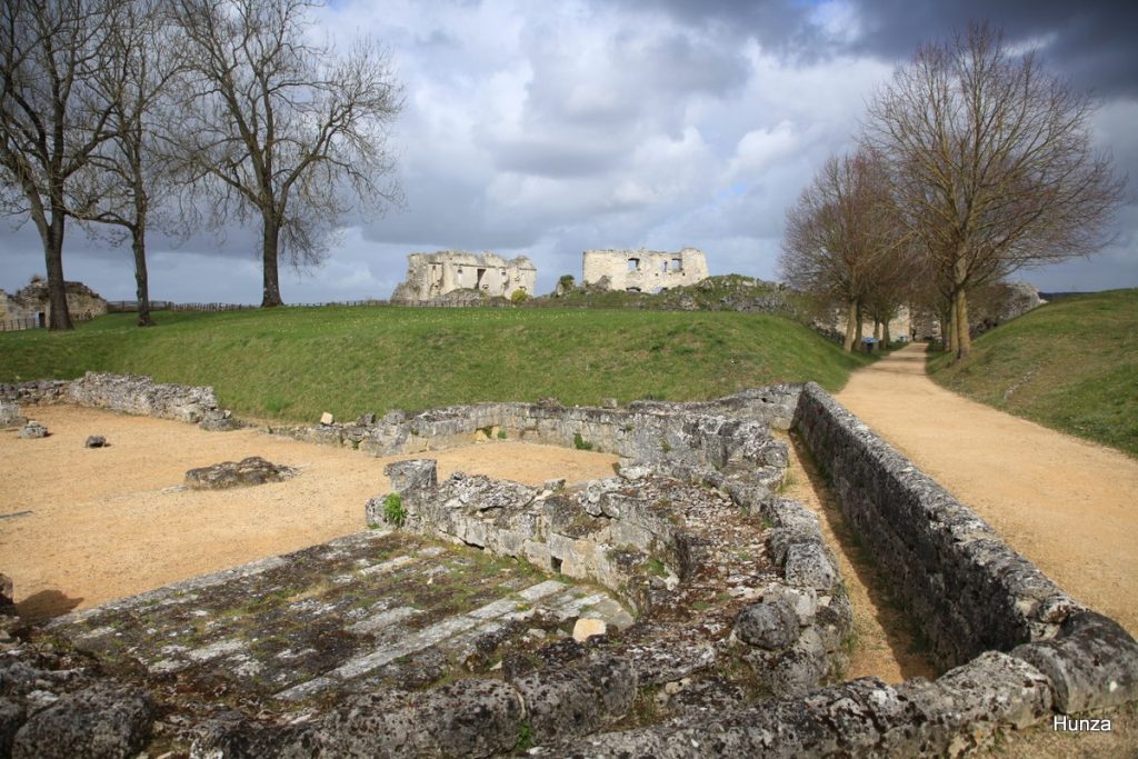 Vestiges de l’église Saint-Rémy avec le château de Coucy-le-Château-Auffrique en arrière-plan