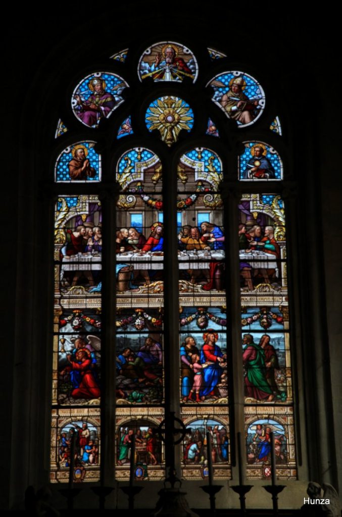 Vitrail de l'Eucharistie dans l'église Saint-Jean-du-Baly de Lannion
