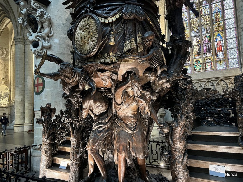 Représentation d’Adam et Ève sur la chaire de vérité de la cathédrale Saints-Michel-et-Gudule de Bruxelles