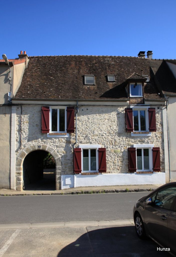 Ancien relais le long du quai de la Croix Blanche à Saint-Mammès