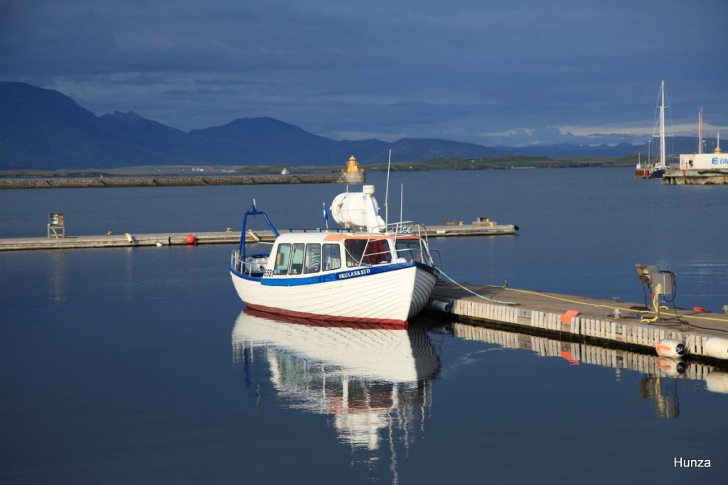 Lumière du soir sur le port de Reykjavik