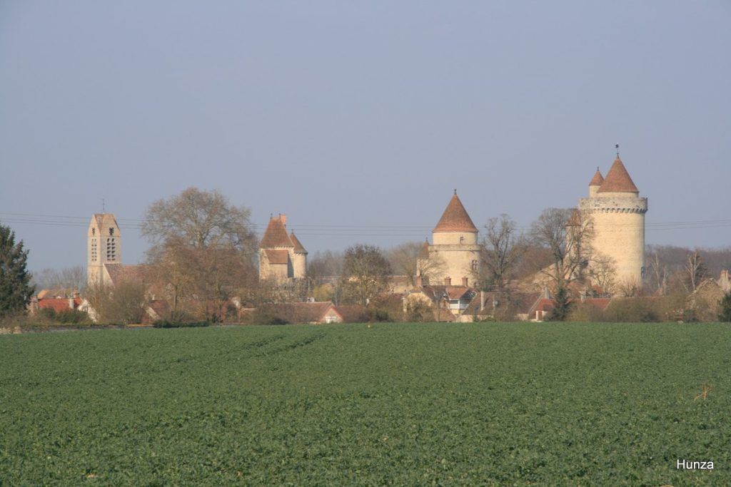 Vue du château et du clocher de l'église de Blandy-les-Tours depuis les champs en Brie