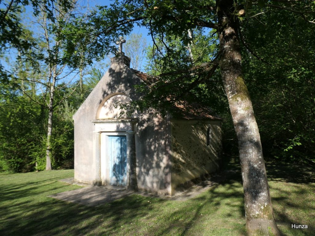 Chapelle Notre-Dame de Roiblay dans les bois, le long du GR1