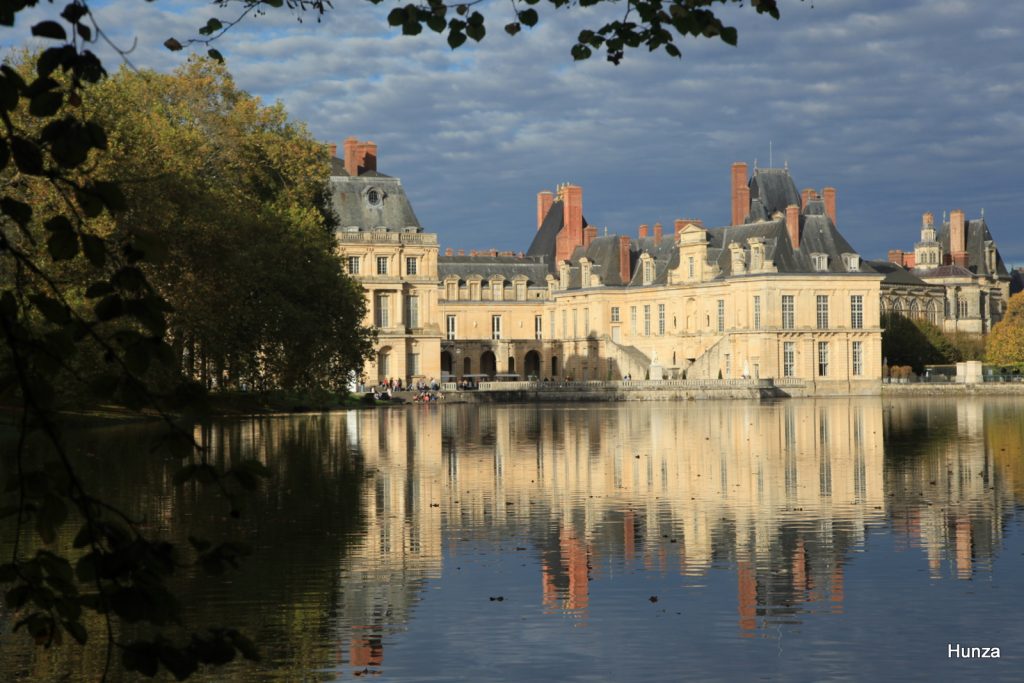 Château de Fontainebleau et l'étang aux carpes