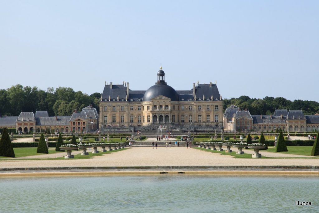 Château de Vaux-le-Vicomte vu de puis le rond d'eau