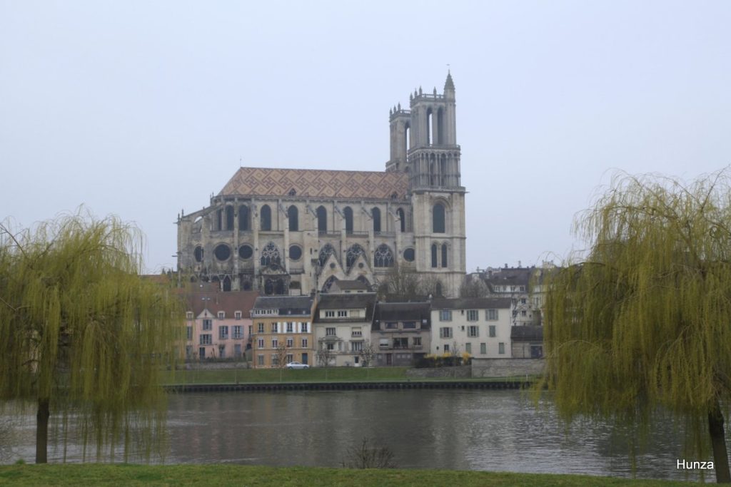 Collégiale Notre-Dame de Mantes-la-Jolie vue depuis l'île aux Dames