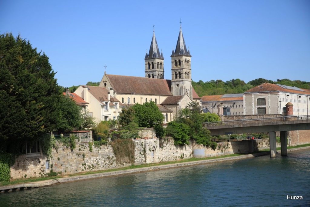 Collégiale Notre-Dame sur l'île Saint-Etienne au cœur de Melun