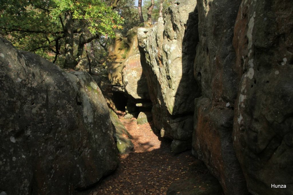 Forêt de Fontainebleau, défilé des Cyclopes sur le sentier n°2 Denecourt et Colinet