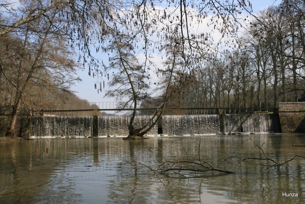 Déversoir du canal de la Poêle à Vaux-le-Vicomte sur le GR1