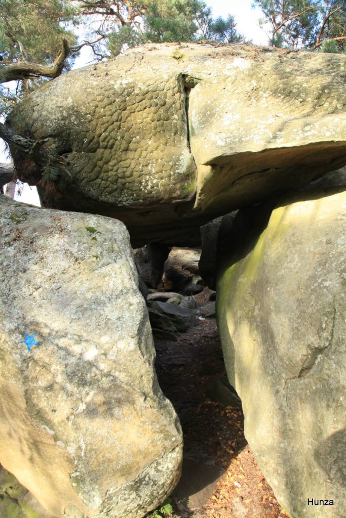 Passage du sentier Denecourt et Colinet sous le dolmen Adolphe Joanne près de la tour Denecourt