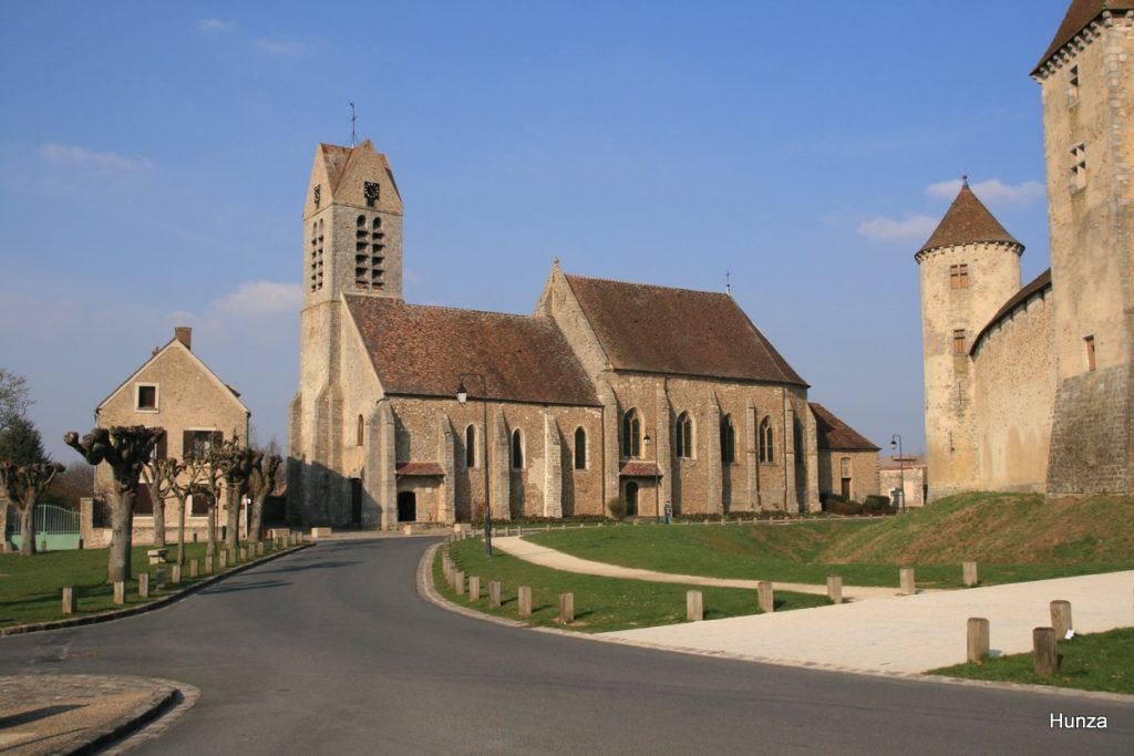 Église Saint-Maurice de Blandy-les-Tours datant du XIIIe siècle