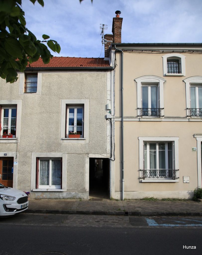 Entrée d'une venelle depuis le quai de Seine à Saint-Mammès