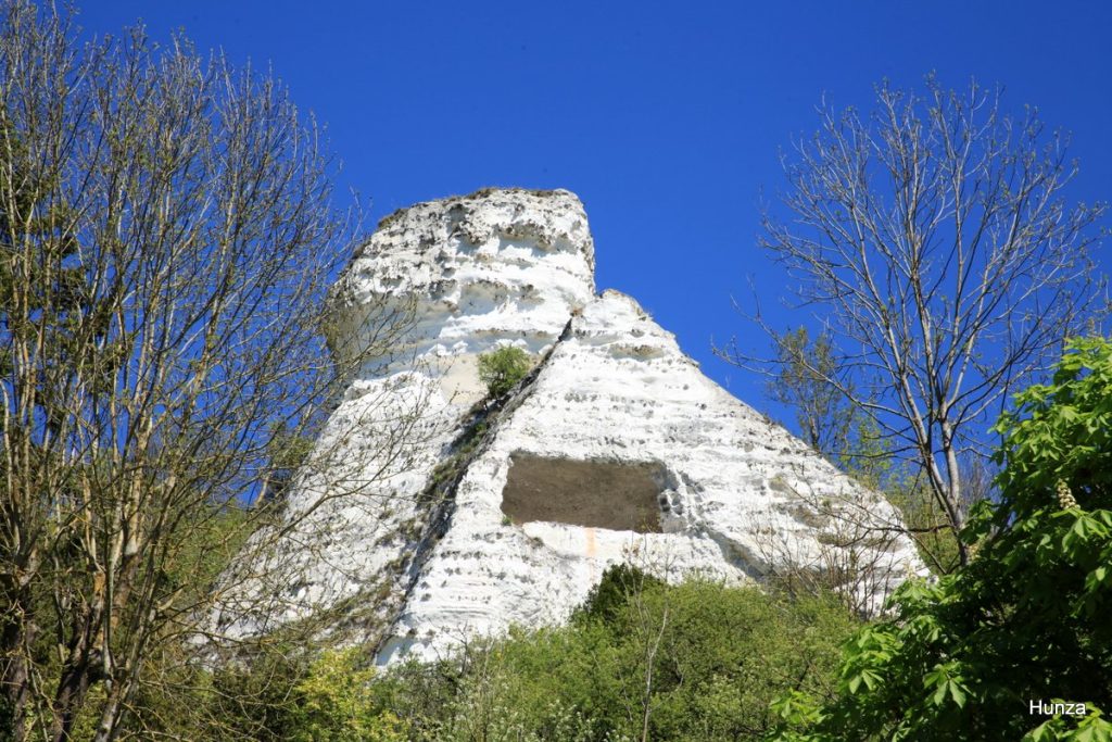 Falaises de craie de Haute-Isle avec habitat troglodytique surplombant la vallée de la Seine lors d’une randonnée sur le GR2