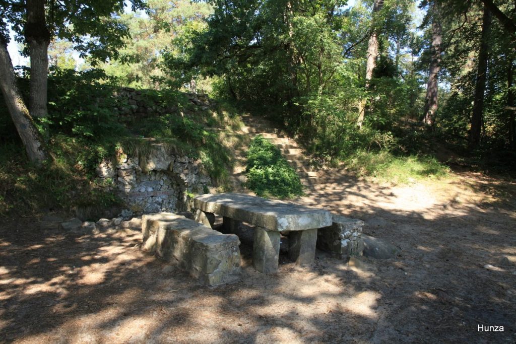 Forêt de Fontainebleau, bancs et table en grès disposés devant la fontaine Désirée