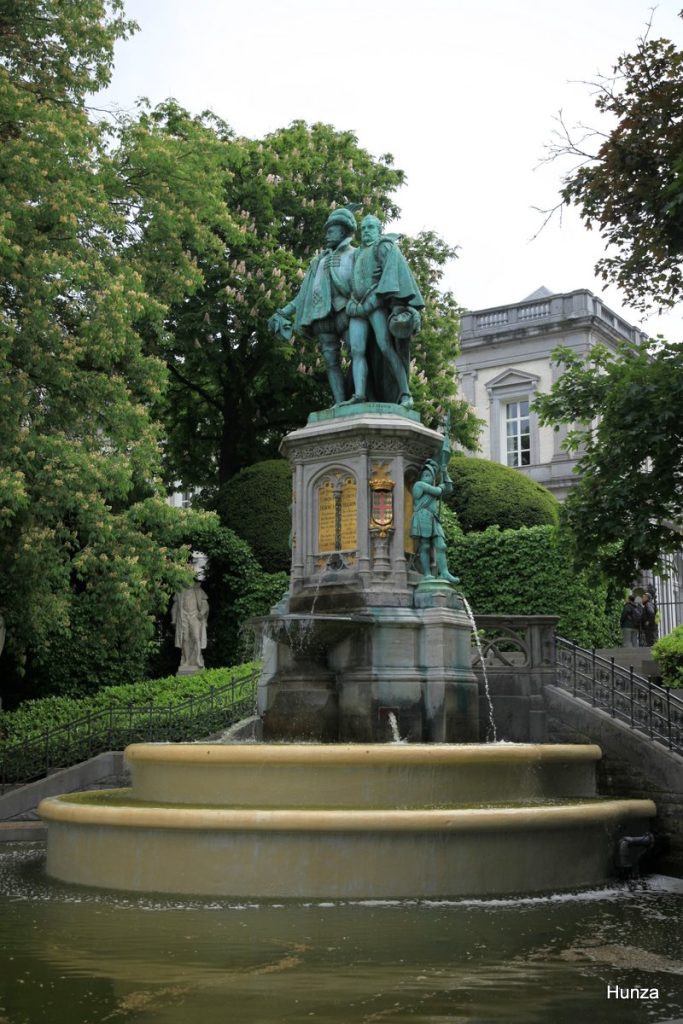 La fontaine des comtes d'Egmont et de Hornes dans le square du Petit Sablon à Bruxelles