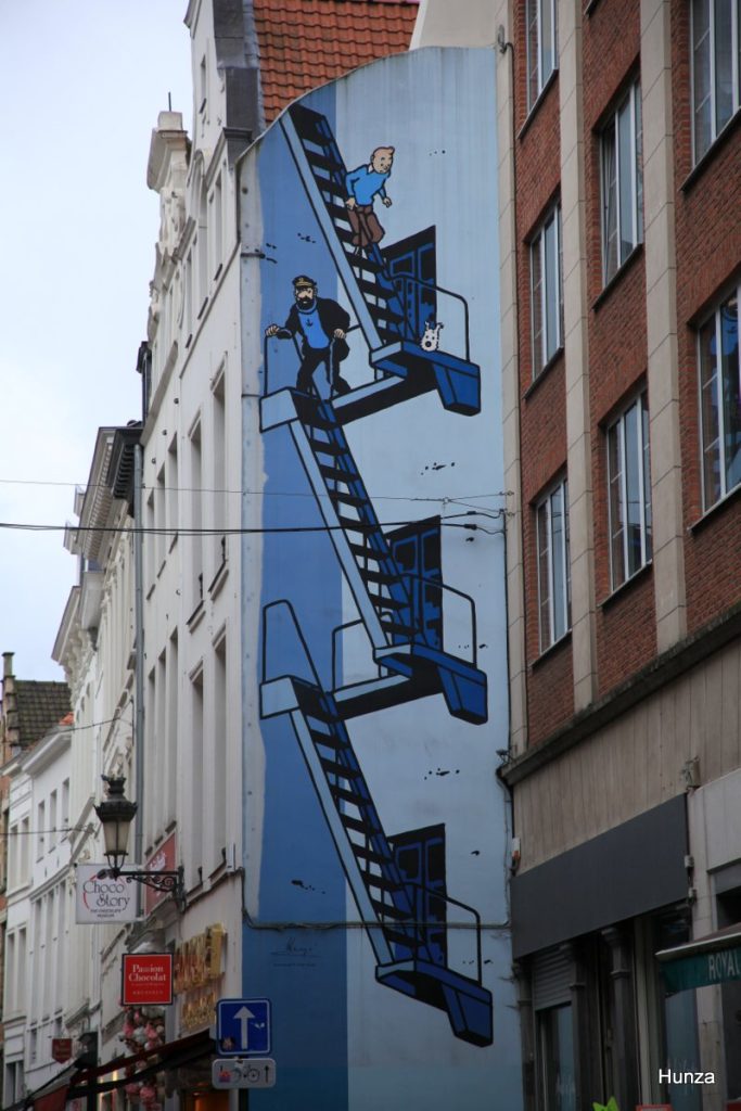 Mur peint représentant Tintin et le capitaine Haddock à Bruxelles sur le parcours de la bande dessinée