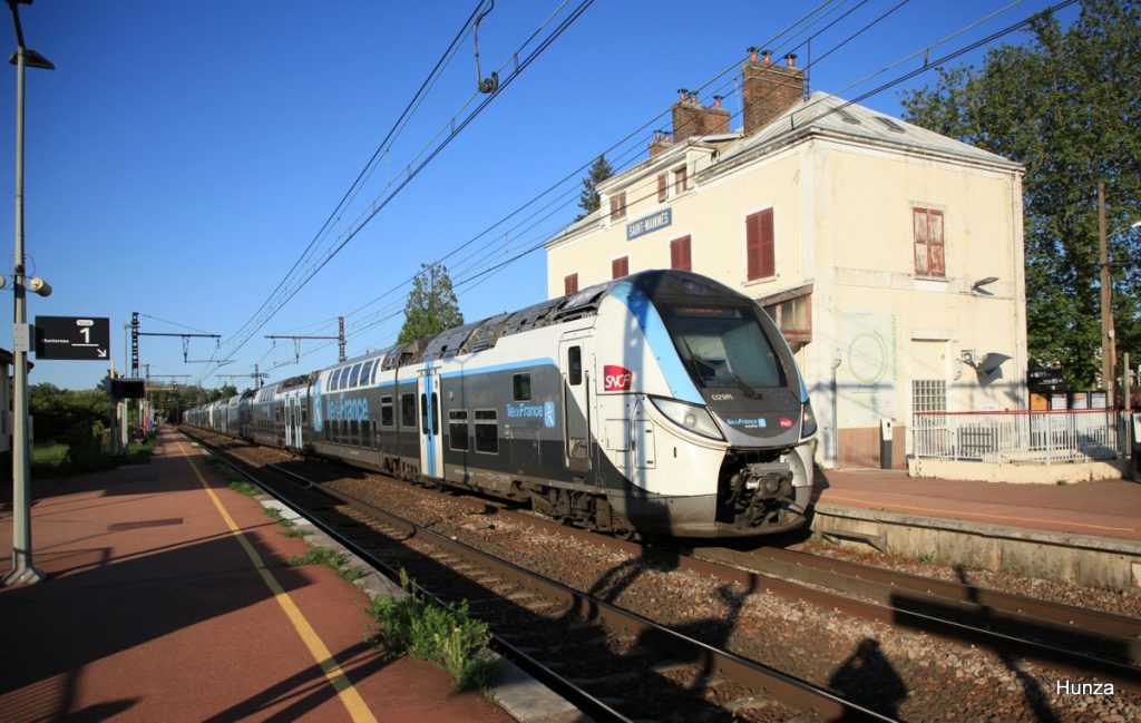 Une Regio 2N Transilien (série Z57000) arrive en gare de Saint-Mammès